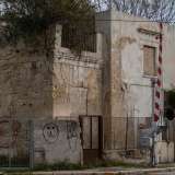 Accanto a essa si trova un caseggiato diroccato: � circondato da un giardinetto balzato tempo fa agli onori della cronaca perch� bazzicato da tossicodipendenti
